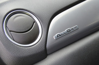 4WD車であることを示す「ALLGRIP」のエンブレム。助手席側のダッシュボードとテールゲートに装着される。
