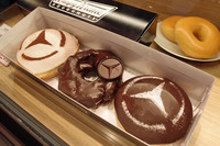「Krispy Kreme Doughnuts」のドーナツ。メルセデス風のアレンジが施されている。
    