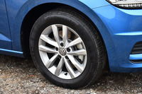 「TSIコンフォートライン」ではスチールホイールとフルホイールキャップの組み合わせが標準だが、テスト車にはオプションの5ダブルスポークアルミホイールが装備されていた。