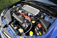 スペック的にはベースモデルと変わらないけれど、ターボラグを減らすためにタービン軸受けのフリクションを減らすボールベアリングターボを採用。同時に、コンピュータにも専用チューンを施すことで、レスポンス向上や回転の伸びのよさを追求したという2リッター水平対向ターボユニット。サーキットやラリーでのハードな使用環境を想定して、インタークーラーに直接水を噴射して冷やすウォータースプレイを搭載。スプレイによって温度は30度近く下がり、これは出力でいうと25ps増にあたるという。