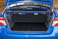 トランクルームについては「WRX STI」から大きな変更はない。リアシートには3：2の分割可倒機構が備わっている。（写真をクリックするとシートの倒れる様子が見られます）