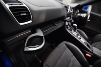 運転席用、助手席用ともに、カップホルダーはグラブボックスの上方に折り畳み収納されている。
    