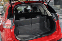 3列シート車のラゲッジルーム。容量は3列目シートを倒した状態で最大445リッターとなる。（写真をクリックすると、シートの倒れる様子が見られます）
    