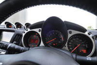 今回のマイナーチェンジで、3連メーター左側の車両情報ディスプレイのベースカラーがシルバーからダークメタリックグレーに変更された。