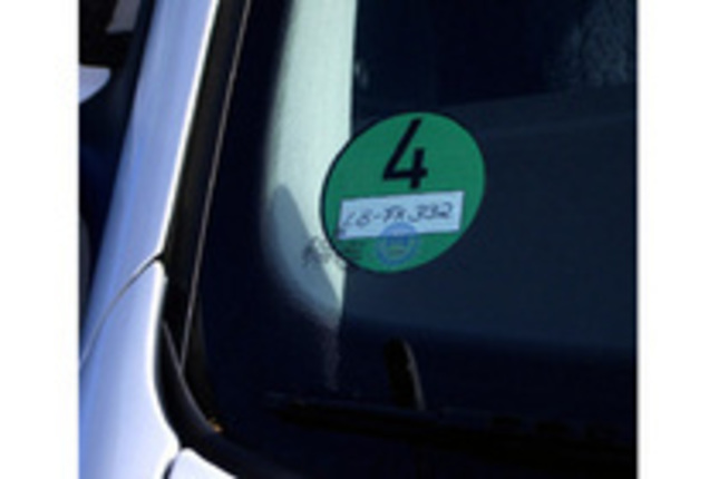 排ガスレベルを識別するための「色別ステッカー」。