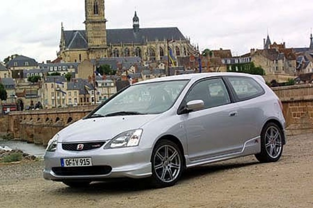 【スペック】シビック タイプR（欧州仕様）：全長×全幅×全高＝4135×1695×1420mm/ホイールベース＝2570mm/車重＝1200kg/駆動方式＝FF/2リッター直4DOHC16バルブ（200ps/7400rpm、20.0kgm/6500rpm） 