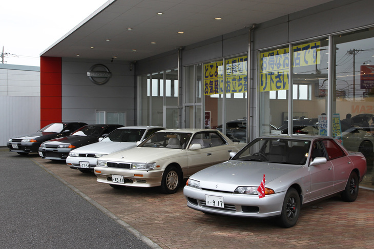 会場に並んだ車両。手前から「スカイライン」（R32）、「ローレル」（C33）、「セフィーロ」（A31）、そして飛び入りを加えた2台の「スカイラインGT-R」（BNR32）。