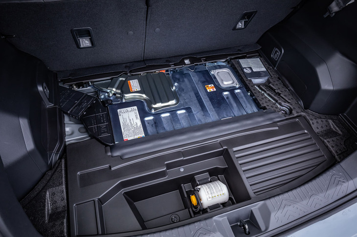 荷室床面に小物入れの収納に適したサブトランクを設置。バルクヘッド近くには、容量4.8Ah、システム電圧118Vのリチウムイオンバッテリーが搭載される。