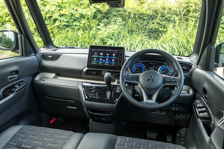 軽スーパーハイトワゴンらしい眺めのよさが特徴的なインテリア。エクステリアの主張と比べるとカラーリングなどは普通。