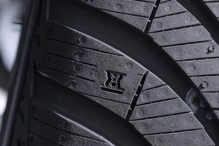 トレッド面には砂時計マークによって摩耗状態を確認できる「スノー摩耗インジケーター」をレイアウト。摩耗が進むと砂時計内部の穴が小さいほうから順に消えていき、3つとも消えた時点で摩耗度が50％に到達。冬用タイヤとしては使用できなくなることが簡単に理解できるようになっている。