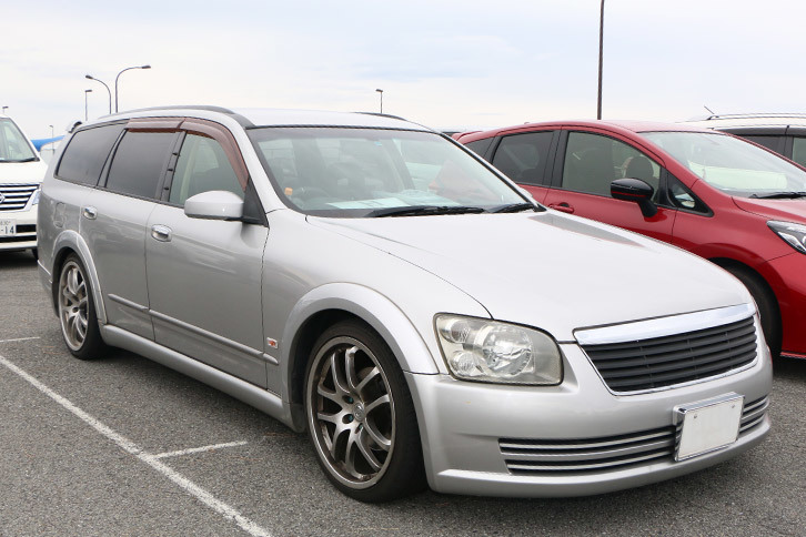 2代目「ステージア」に設定されていた「ステージア アクシス」。スポーティーな仕立てとぜいたくなレザー内装の組み合わせが特徴だった。