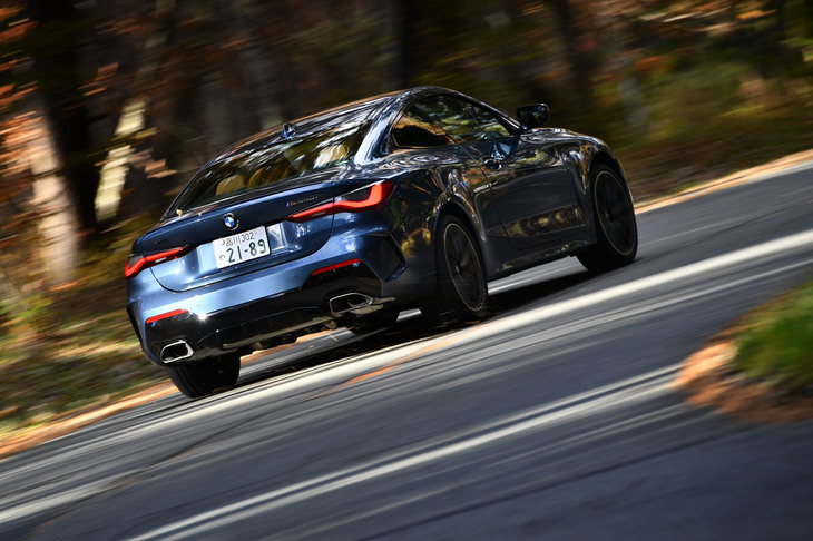 リアには電子制御によって左右輪の駆動力を調整する「Mスポーツディファレンシャル」が備わっており、旋回時の走行を安定させるとともに、コーナー脱出時のトラクション性能を高めている。