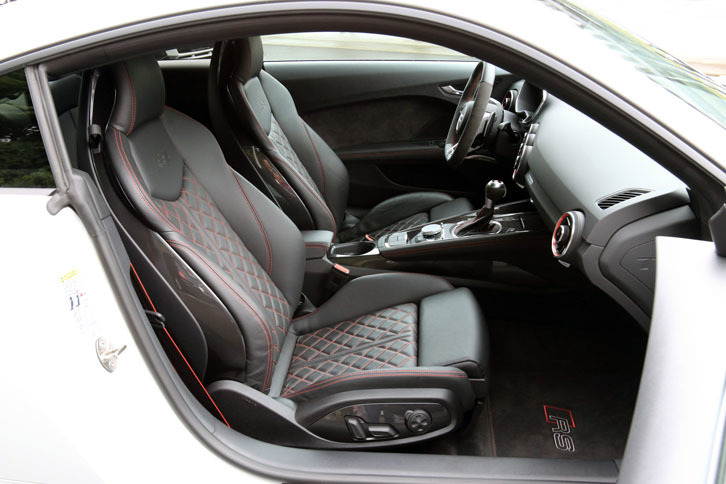 軽量設計のヘッドレスト一体型Sスポーツシート。試乗車のシートカラーはブラックで、クレシェンドレッドのステッチが施されている。