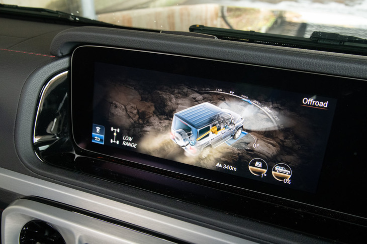 インストゥルメントパネルまわりの特徴となっている薄型のフル液晶パネル。カーナビやインフォテインメントシステム、車両制御システムなどの機能が統合されている。