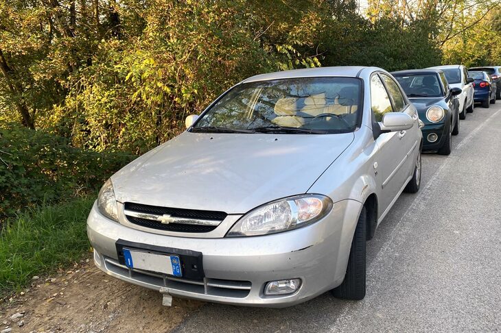 大宇自動車技術製「シボレー・ラチェッティ」。デザインはイタルデザイン-ジウジアーロによる。イタリアでは2009年まで販売されていた。2022年10月撮影。