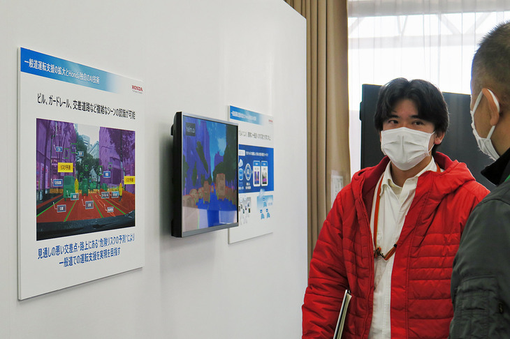 パネルを前にAIによる映像解析の説明を受ける筆者。次期型「ホンダセンシングエリート」は、2020年代後半から順次実用化していくという。webCGのほった編集部員は「ソニー・ホンダモビリティのクルマにも積むんですかね？」と推理していたが、はてさて。
