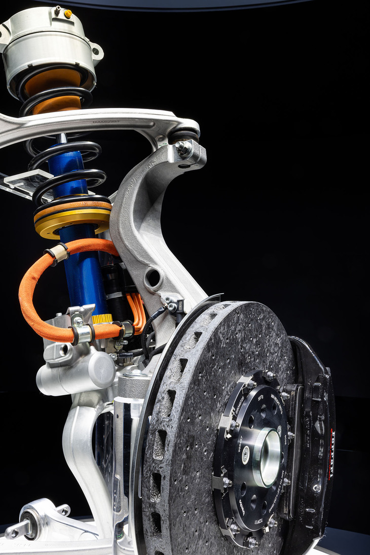 こちらはフロントのサスペンション。展示用コンポーネンツには、カーボンセラミックのブレーキディスクが組み合わされていた。