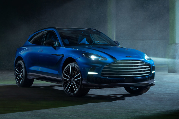 「アストンマーティンDBX」のハイパフォーマンスモデル「DBX707」。名前のとおり最高出力707PSの4リッターV8ツインターボエンジンを搭載する。