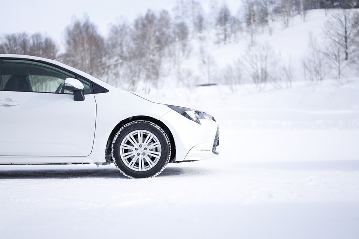 205/55R16サイズの「クロスクライメート3」が装着された「トヨタ・カローラ ツーリング」。スラロームやダブルレーンチェンジが行える特設コースで、同サイズの「クロスクライメート2」との比較試走を行った。