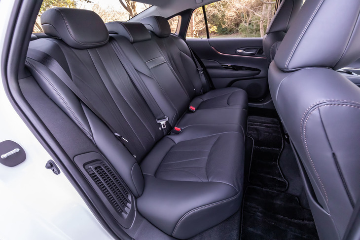 初代「ミライ」のリアシートが2人掛けだったの対して、新型では3人掛けとされた。センターのアームレストにはオーディオやエアコンなどの操作スイッチが内蔵されている。