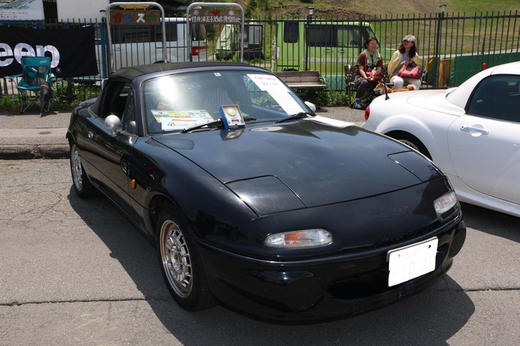 「嫁ぎ先を募集中! 」の「M2 1001」を発見。なんと27年間ワンオーナー。手放す決断を下した理由は、なんと「30周年記念車」が当選したからとのこと。フロントガラスには、車両の現状を細かに記入したプリントが用意されており、現オーナーの愛情の深さを感じさせた。