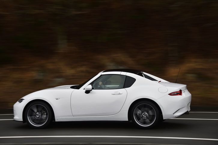 試乗車のボディーカラーはクリスタルホワイトパールマイカ。オプションの2トーンルーフ（ピアノブラック）が選択されていた。