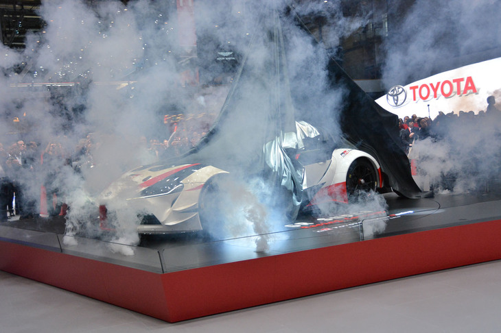 アンベールされる「GRスープラ レーシングコンセプト」。