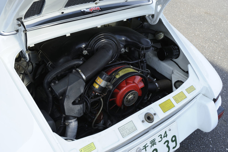 「911S」用エンジンのボアを拡大して開発された2.7リッター水平対向6気筒エンジンは最高出力210PSを発生する。