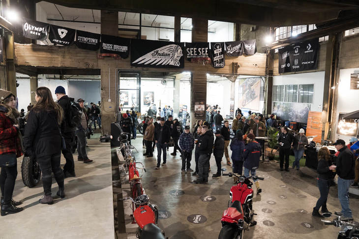 会場のエントランスには、スポンサーブランドのバナーを設置。会場の内装には1960年代まで稼働していた工場の壁や柱がそのまま残っていて、イベントをグッと良い雰囲気に仕立てていた。