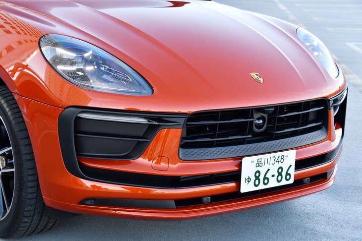 スポーツカーとしてのキャラクターを印象づけるとともにワイド感を強調したとされる、新型「マカン」のフロントフェイス。