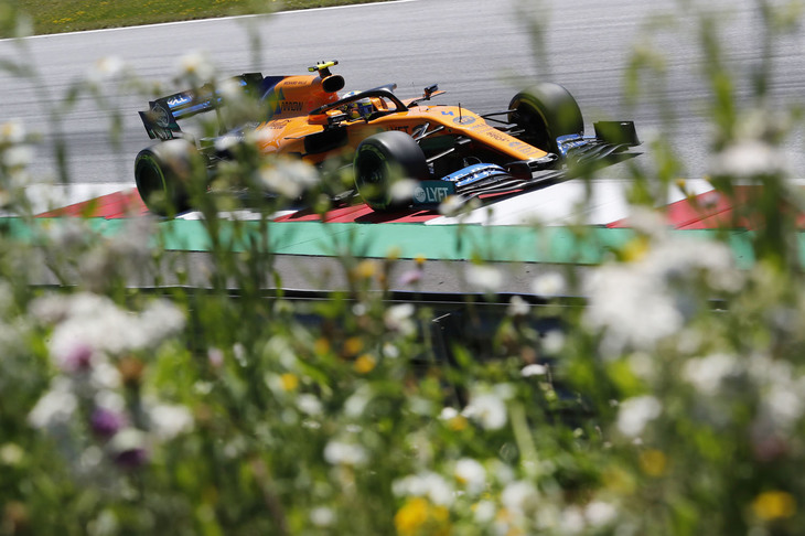 好調マクラーレンの若きホープ、ランド・ノリス（写真）が2戦連続で5番グリッドからスタートすることに。オープニングラップで5位をキープするも、後続のベッテルにはかわされてしまい6位でゴール。2戦連続、4度目のポイントを獲得した。マクラーレンは、ルノーのパワーユニット交換によるペナルティーで最後尾から出走したカルロス・サインツJr.も8位入賞。コンストラクターズランキングではルノーを20点も引き離し、52点で4位につけている。（Photo=McLaren）