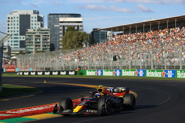 レッドブルのセルジオ・ペレス（写真）は、3番グリッドから2位フィニッシュ。スタートでルイス・ハミルトンに先を越されるも序盤のうちに3位奪還。チームメイトのマックス・フェルスタッペンが2位走行中にメカニカルトラブルでリタイアしたことで得たポジションだった。ドライバーズランキングでは現在30点で4位。チャンピオンのフェルスタッペンはさらに5点ビハインドの6位に沈んでいる。（Photo=Getty Images / Red Bull Content Pool）