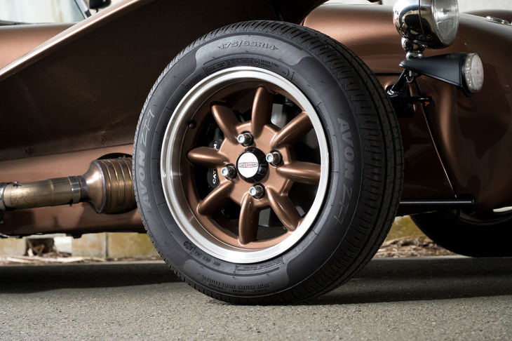 「スーパーセブン2000」に備わる8スポークの「Classicホイール」。タイヤサイズは前が175/65R14、後ろが185/60R14で、タイヤには、ケータハムの純正装着品としては穏当な性格の「エイボンZT7」を履く。