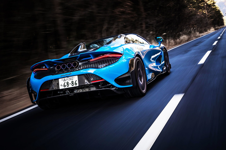 「765LTスパイダー」の車重は、オプションを装着しない状態で1388kg（DIN値）。これは「720Sスパイダー」より80kg軽く、「765LT」に対して49kg増しとなる数値である。