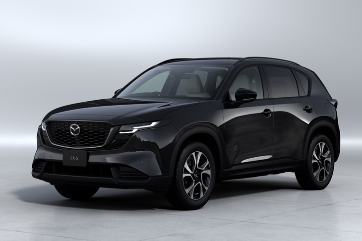 3代目「CX-5」の開発コンセプトは「新世代エモーショナル・デイリーコンフォート」。「魂動（こどう）デザイン」と「人馬一体の走り」という従来モデルの個性を磨き上げつつ、快適な乗車スペースや広いラゲッジスペースなどの新しい魅力も付与したという。ボディーサイズは全長×全幅×全高＝4690×1860×1695mm、ホイールベース＝2815mm。従来モデルより3方向ともにサイズが拡大された。