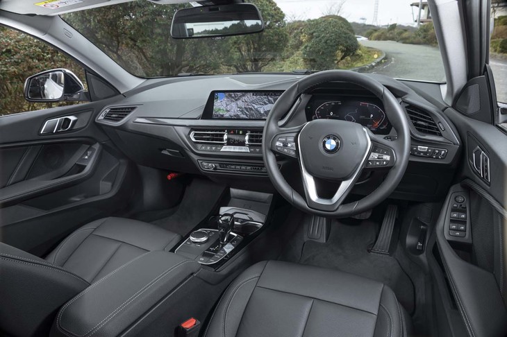 ともに10.25インチのセンタースクリーンとデジタルメータークラスターはオプションの「iDriveナビゲーションパッケージ」に含まれている。