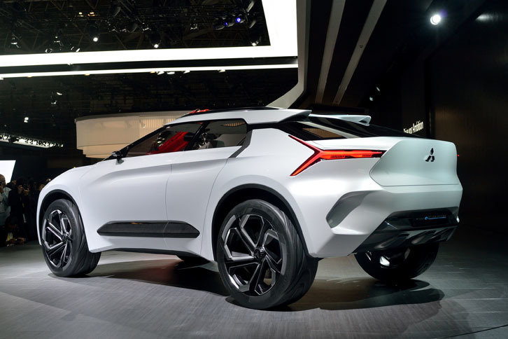 ユニークな形状のCピラーが目を引く。航空機の垂直尾翼をイメージしているという。