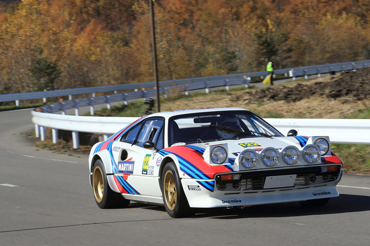 先ほどの「フェラーリ458チャレンジ エボ」と同じく、マルティニカラーをまとった「フェラーリ308 Gr.4 Ver」（1983年）。