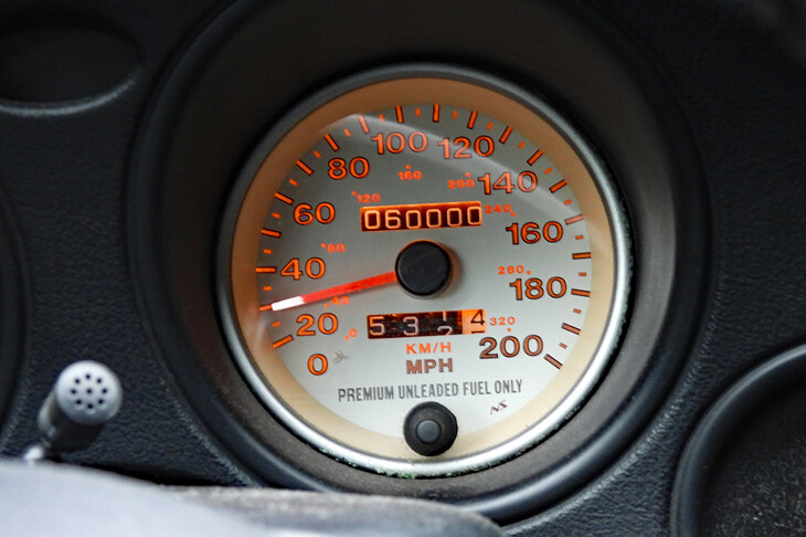 帰路にて。6万マイルのオドメーターを記念撮影。2025年中には、10万km（6万2137マイル）にいきそうだな。