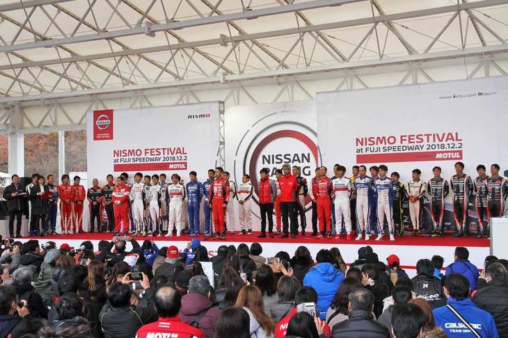 グランドスタンド裏のイベント広場にあるメインステージに出場全ドライバーと監督、ニスモアンバサダーが登壇したオープニングセレモニー。ドライバーを代表して松田次生選手、監督を代表して日産系チーム総監督を務める田中利和氏があいさつした。