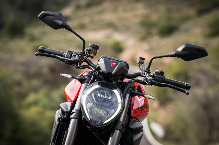 ライディングポジションに関しては、ハンドルバーの位置を従来型より高く、より前方に移すことで、スポーティーなライディング時のコントロール性を改善。フルLED式のヘッドランプクラスターの意匠も、新型「モンスター」の特徴として挙げられる。