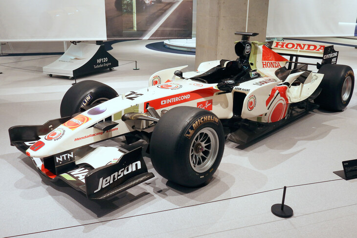 ふたたびモータースポーツ関連の展示に戻り、こちらは第3期F1活動において、2006年ハンガリーGPでホンダに14年ぶりの勝利をもたらした「RA106」。ドライバーはジェンソン・バトンだ。