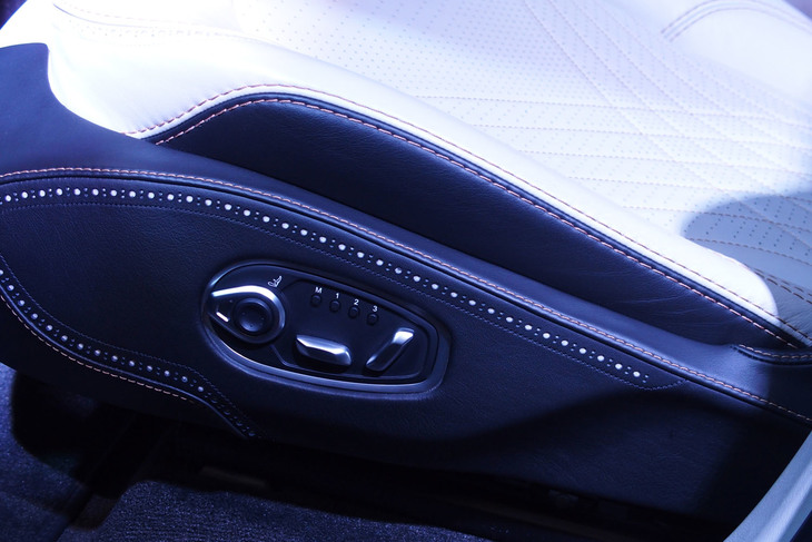 アストンマーティンDBX