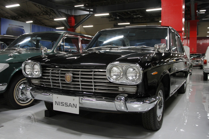 1966年「日産セドリック カスタム6」。1965年にピニンファリーナによる（当時は非公表だった）ボディーをまとって登場した2代目セドリック。その生涯に何度もマイナーチェンジを重ねていくが、個人的にはピニンファリーナのオリジナルデザインに忠実だったであろう、この最初期型のカスタム6および「デラックス／ワゴン6／ワゴン」の顔つきが、最も美しく、魅力的だと思う。