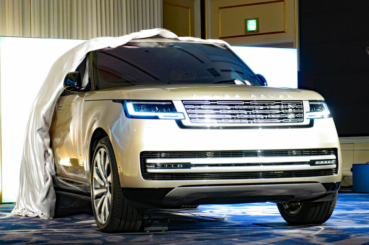 アンベールされる新型「ランドローバー・レンジローバー オートバイオグラフィーD300」。