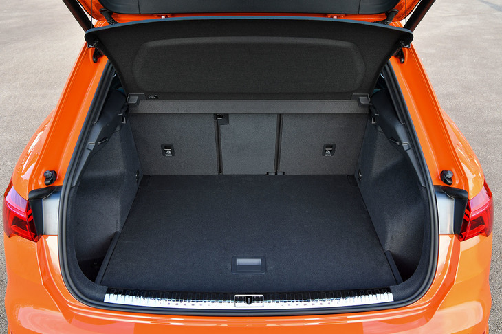 「Q3」の荷室。容量は5人乗車の通常使用時で530リッター。