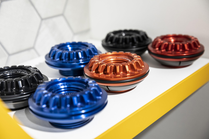 「アドペルソナム」の専用スタジオに展示されたホイールのセンターロックパーツ。