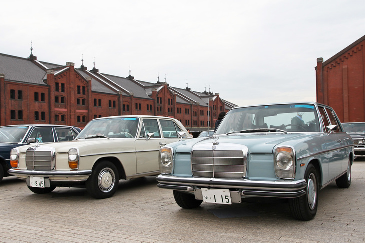 2台並んだ「メルセデス・ベンツ200」（W115）。左はSAE規格のヘッドライトを持つ（異形ライトは許されなかった）北米仕様（1968年）で、右は欧州仕様（1970年）。現在の「Eクラス」のルーツだが、「190E」（W201）の出現以前はコンパクトと呼ばれていた。