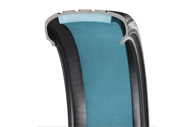 「アドバン スポーツEV」には、専用設計のポリウレタンフォーム「サイレントフォーム」がタイヤの内面に貼り付けられている。これが走行時に路面の凹凸により発生する空洞共鳴音を低減し、不快なノイズを減らすという。