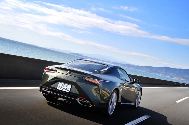 海辺の道を快走する「LC500“PATINA Elegance”」。今回の試乗では燃費を計測していないが、JC08モードの燃費値は7.8km/リッターとなっている。